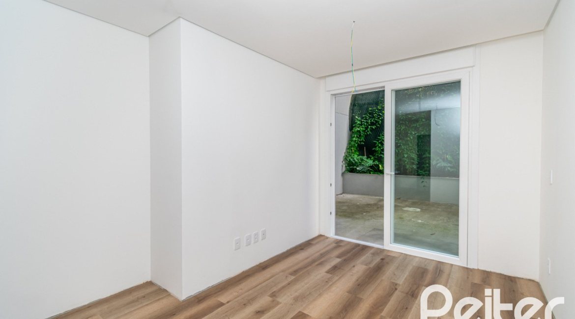 Apartamento Garden à venda com 248m², 2 dormitórios, 2 suítes, 4 vagas, no bairro Cristal em Porto Alegre