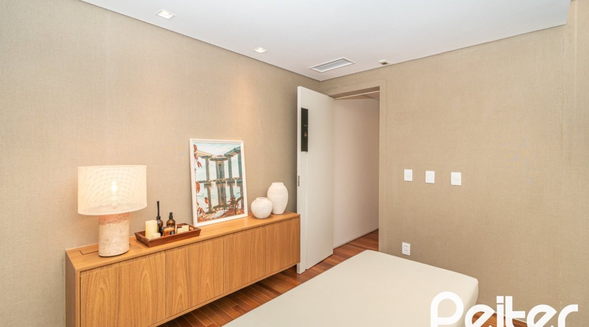 Apartamento Garden à venda com 248m², 2 dormitórios, 2 suítes, 4 vagas, no bairro Cristal em Porto Alegre