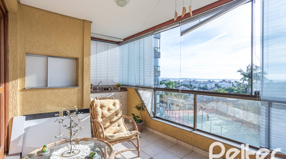 Apartamento à venda com 109m², 3 dormitórios, 1 suíte, 2 vagas, no bairro Tristeza em PORTO ALEGRE