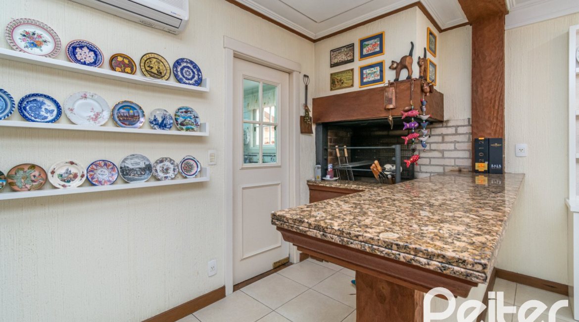 Casa em Condomínio à venda com 229m², 4 dormitórios, 1 suíte, 4 vagas, no bairro Terra Ville em PORTO ALEGRE