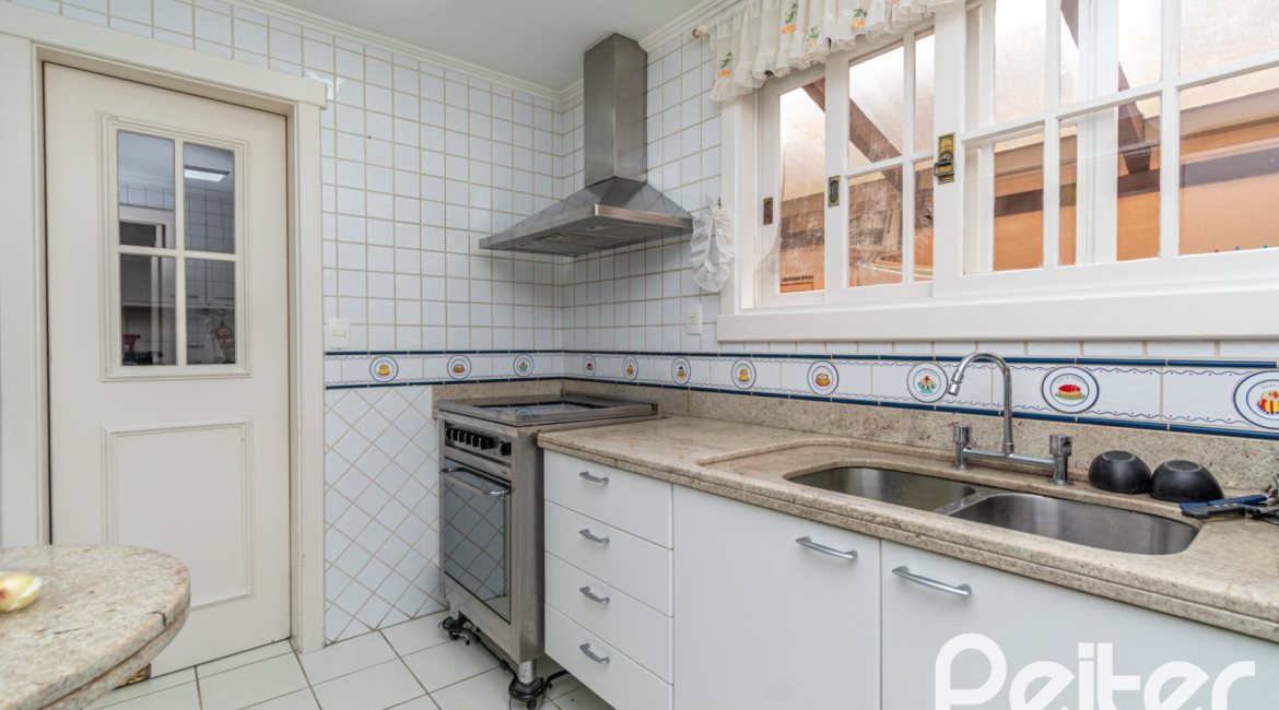 Casa em Condomínio à venda com 229m², 4 dormitórios, 1 suíte, 4 vagas, no bairro Terra Ville em PORTO ALEGRE