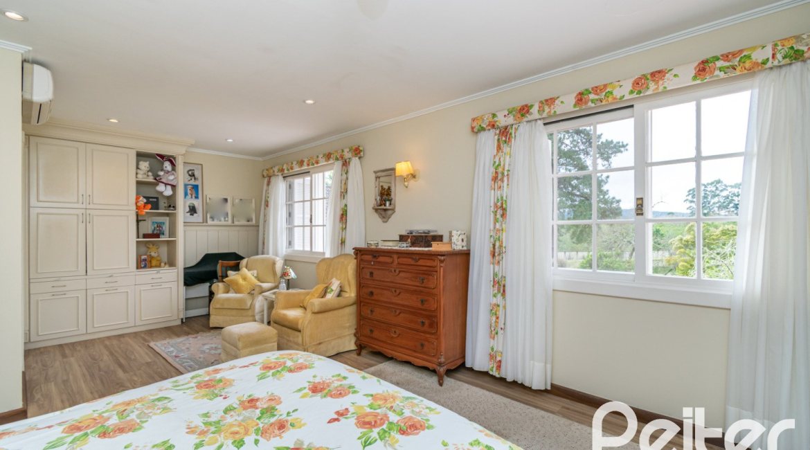 Casa em Condomínio à venda com 229m², 4 dormitórios, 1 suíte, 4 vagas, no bairro Terra Ville em PORTO ALEGRE