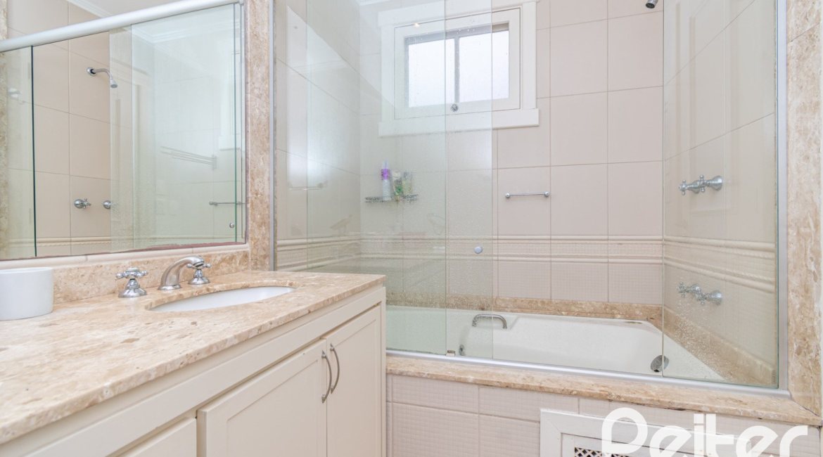 Casa em Condomínio à venda com 229m², 4 dormitórios, 1 suíte, 4 vagas, no bairro Terra Ville em PORTO ALEGRE