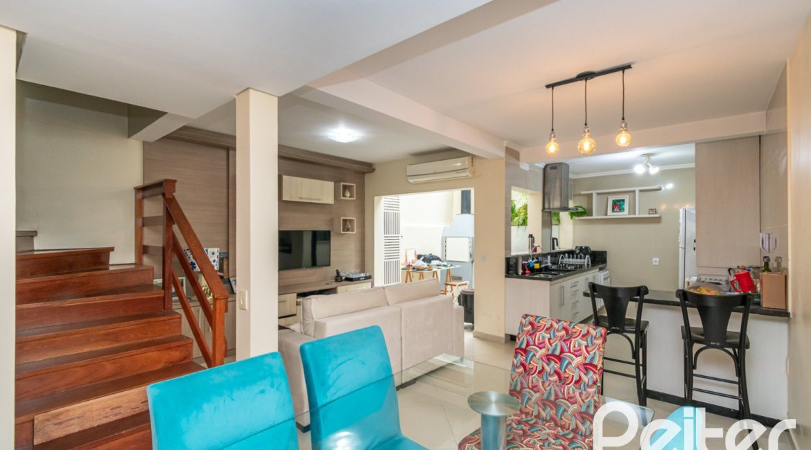 Casa em Condomínio à venda com 133m², 3 dormitórios, 1 suíte, 2 vagas, no bairro Tristeza em Porto Alegre