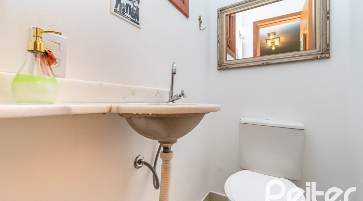 Casa em Condomínio à venda com 133m², 3 dormitórios, 1 suíte, 2 vagas, no bairro Tristeza em Porto Alegre