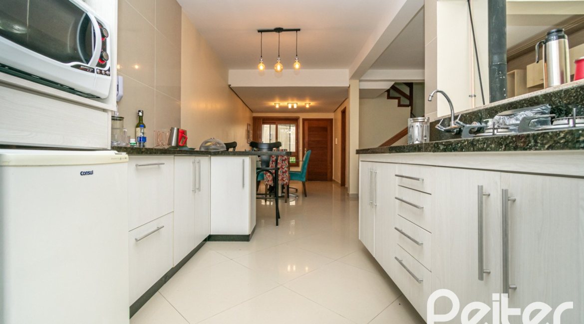 Casa em Condomínio à venda com 133m², 3 dormitórios, 1 suíte, 2 vagas, no bairro Tristeza em Porto Alegre