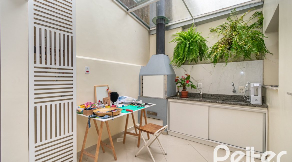 Casa em Condomínio à venda com 133m², 3 dormitórios, 1 suíte, 2 vagas, no bairro Tristeza em Porto Alegre