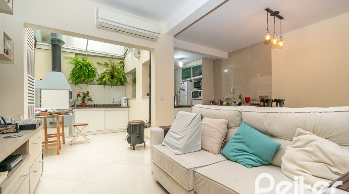 Casa em Condomínio à venda com 133m², 3 dormitórios, 1 suíte, 2 vagas, no bairro Tristeza em Porto Alegre