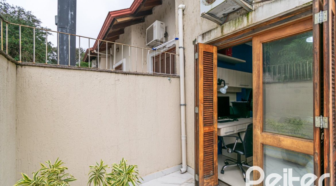 Casa em Condomínio à venda com 133m², 3 dormitórios, 1 suíte, 2 vagas, no bairro Tristeza em Porto Alegre