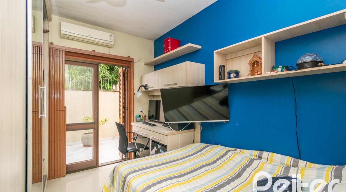 Casa em Condomínio à venda com 133m², 3 dormitórios, 1 suíte, 2 vagas, no bairro Tristeza em Porto Alegre