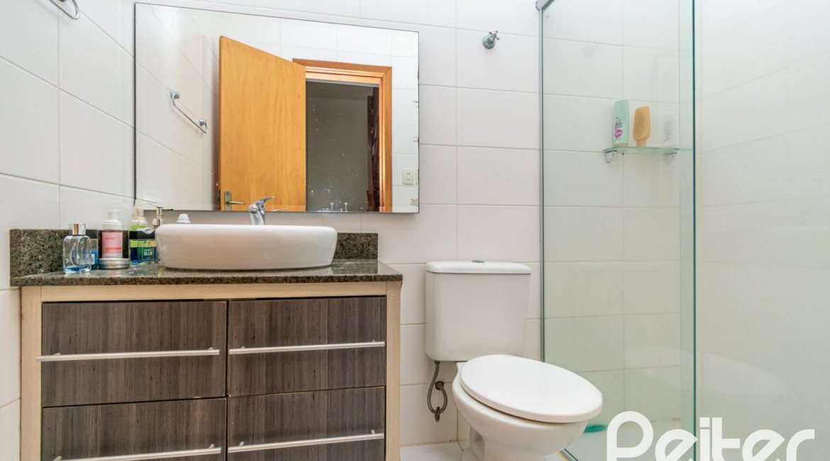 Casa em Condomínio à venda com 133m², 3 dormitórios, 1 suíte, 2 vagas, no bairro Tristeza em Porto Alegre