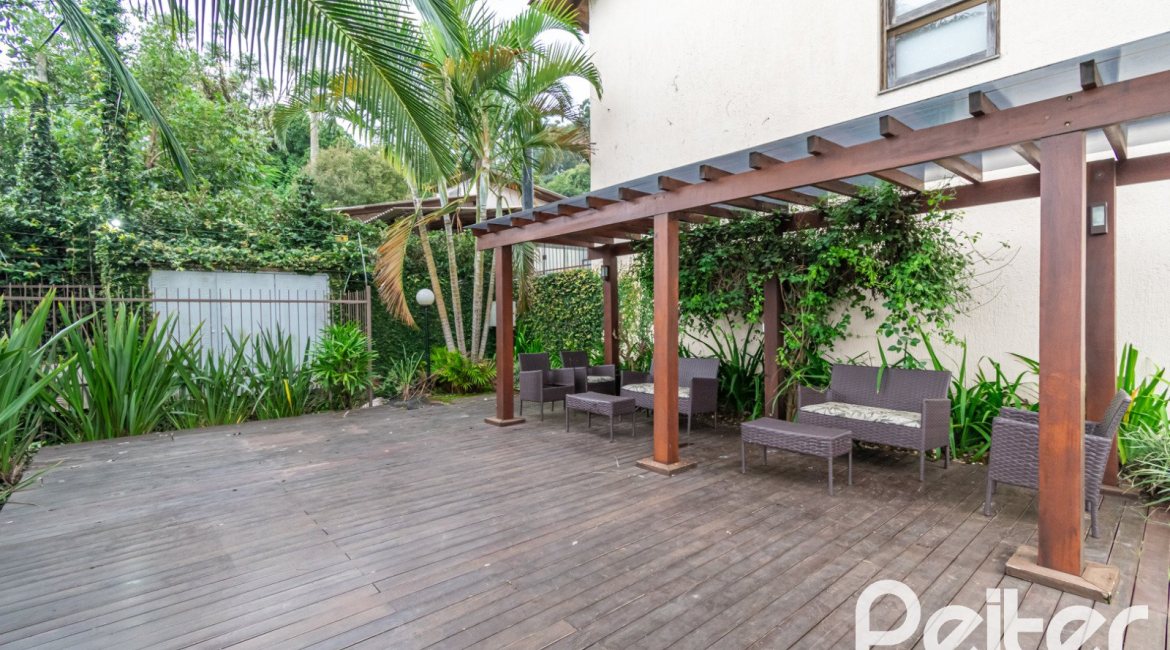 Casa em Condomínio à venda com 133m², 3 dormitórios, 1 suíte, 2 vagas, no bairro Tristeza em Porto Alegre