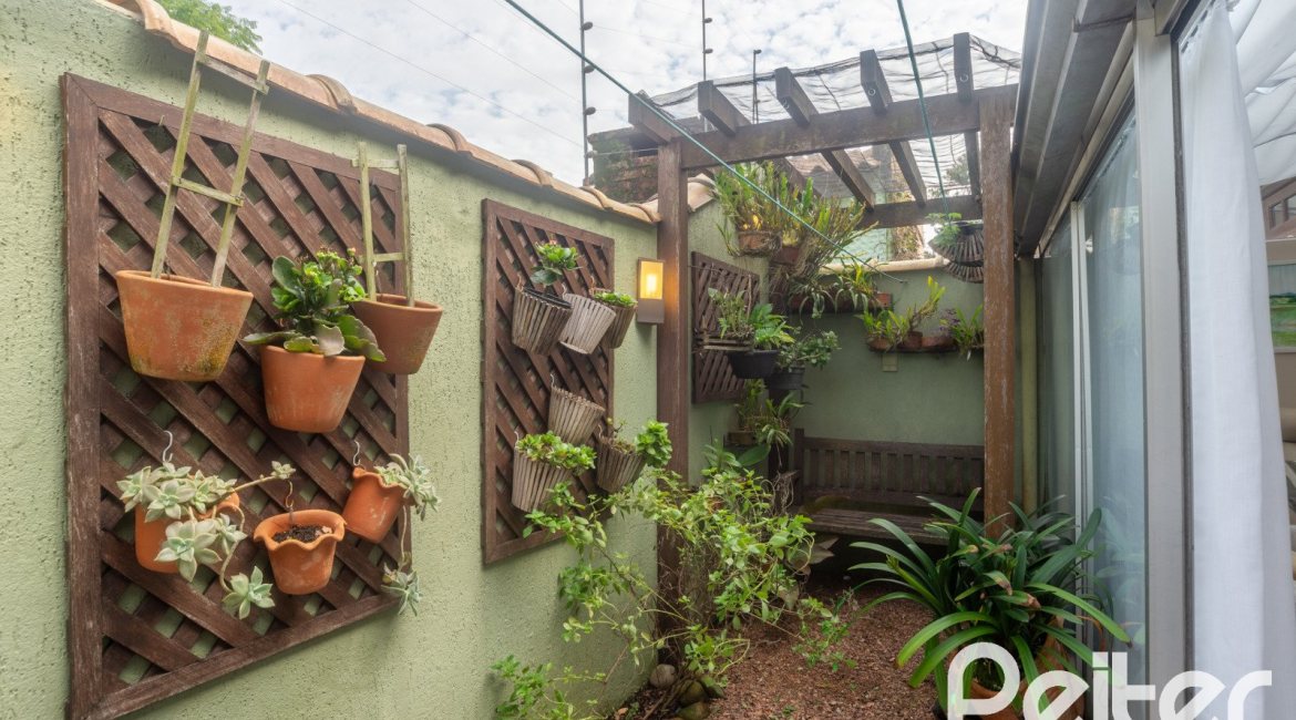 Casa em Condomínio à venda com 181m², 3 dormitórios, 1 suíte, 2 vagas, no bairro Ipanema em Porto Alegre