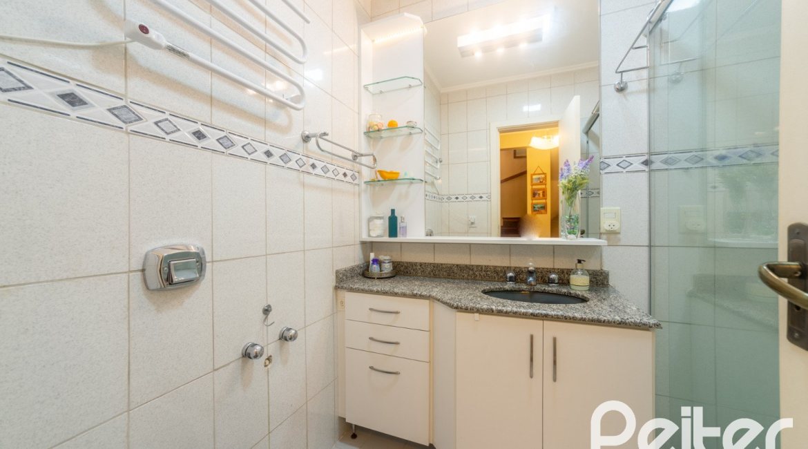 Casa em Condomínio à venda com 181m², 3 dormitórios, 1 suíte, 2 vagas, no bairro Ipanema em Porto Alegre