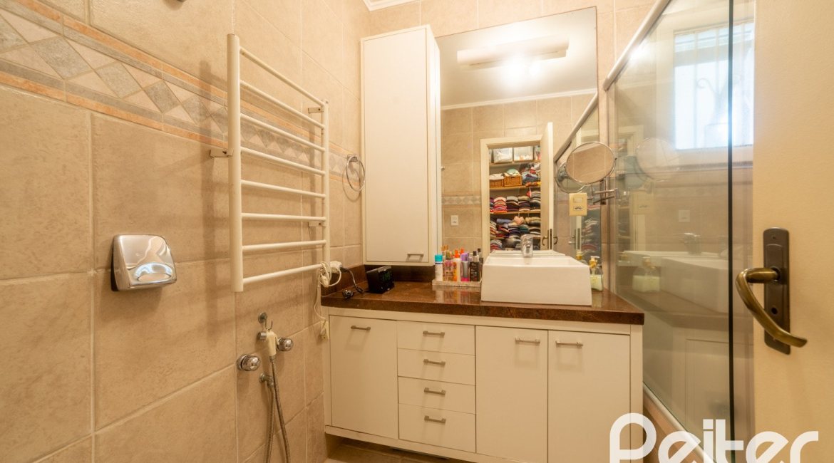 Casa em Condomínio à venda com 181m², 3 dormitórios, 1 suíte, 2 vagas, no bairro Ipanema em Porto Alegre