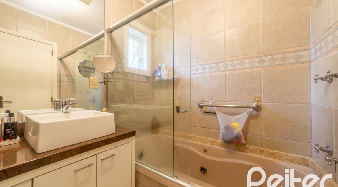 Casa em Condomínio à venda com 181m², 3 dormitórios, 1 suíte, 2 vagas, no bairro Ipanema em Porto Alegre