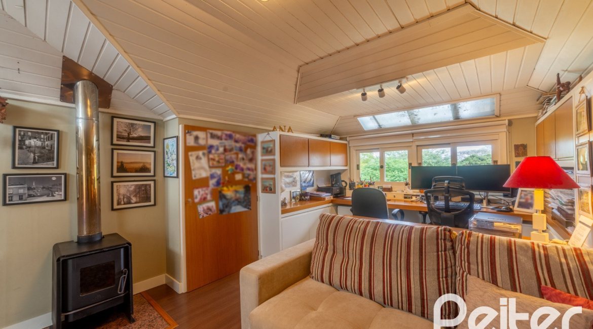 Casa em Condomínio à venda com 181m², 3 dormitórios, 1 suíte, 2 vagas, no bairro Ipanema em Porto Alegre