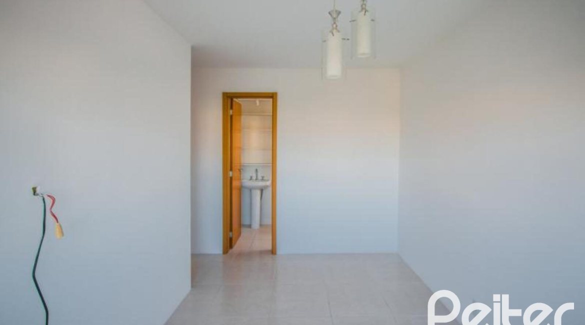 Apartamento à venda com 65m², 2 dormitórios, 1 suíte, 2 vagas, no bairro Tristeza em PORTO ALEGRE