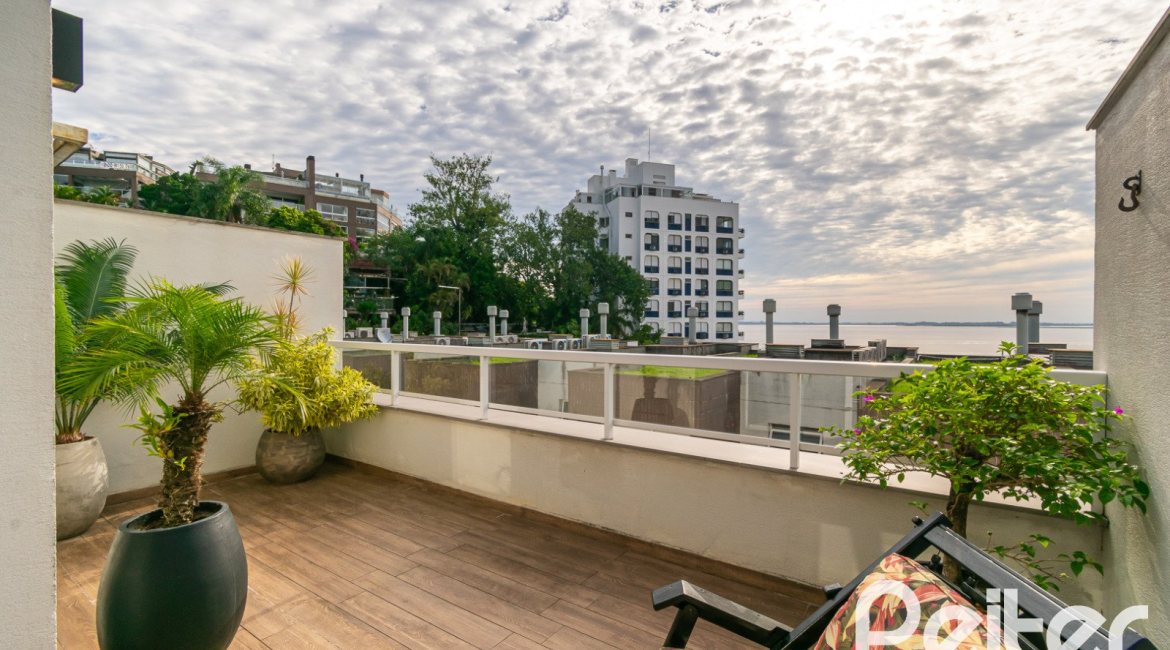 Casa em Condomínio à venda com 250m², 3 dormitórios, 3 suítes, 3 vagas, no bairro Cristal em Porto Alegre