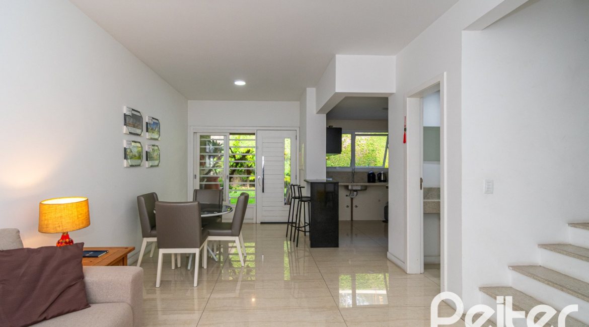 Casa em Condomínio à venda com 250m², 3 dormitórios, 3 suítes, 3 vagas, no bairro Cristal em Porto Alegre