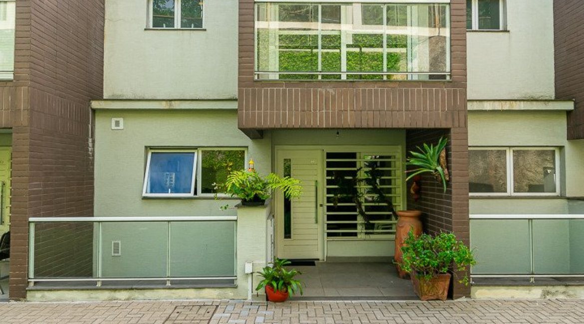 Casa em Condomínio à venda com 250m², 3 dormitórios, 3 suítes, 3 vagas, no bairro Cristal em Porto Alegre