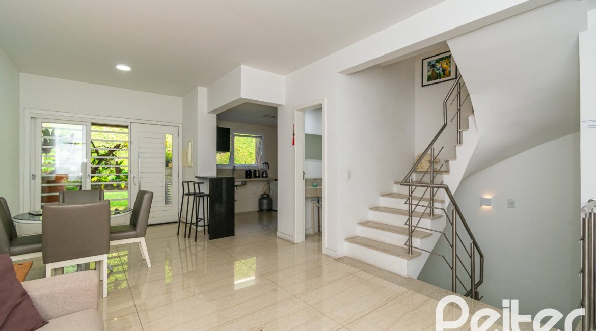 Casa em Condomínio à venda com 250m², 3 dormitórios, 3 suítes, 3 vagas, no bairro Cristal em Porto Alegre