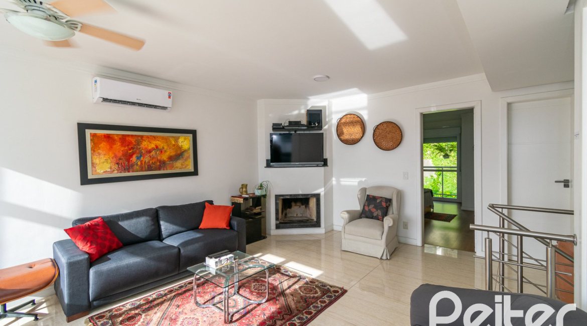 Casa em Condomínio à venda com 250m², 3 dormitórios, 3 suítes, 3 vagas, no bairro Cristal em Porto Alegre