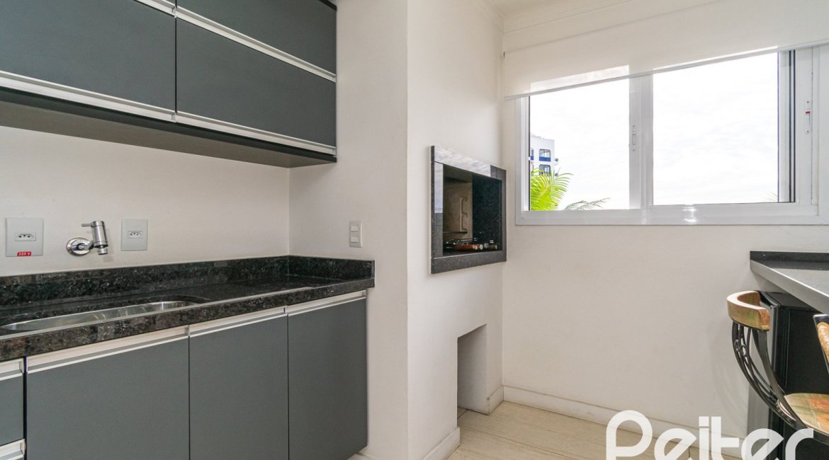 Casa em Condomínio à venda com 250m², 3 dormitórios, 3 suítes, 3 vagas, no bairro Cristal em Porto Alegre