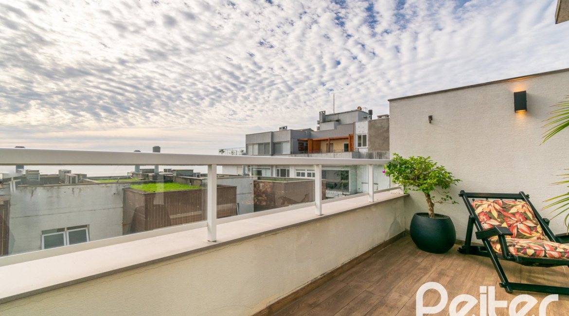 Casa em Condomínio à venda com 250m², 3 dormitórios, 3 suítes, 3 vagas, no bairro Cristal em Porto Alegre