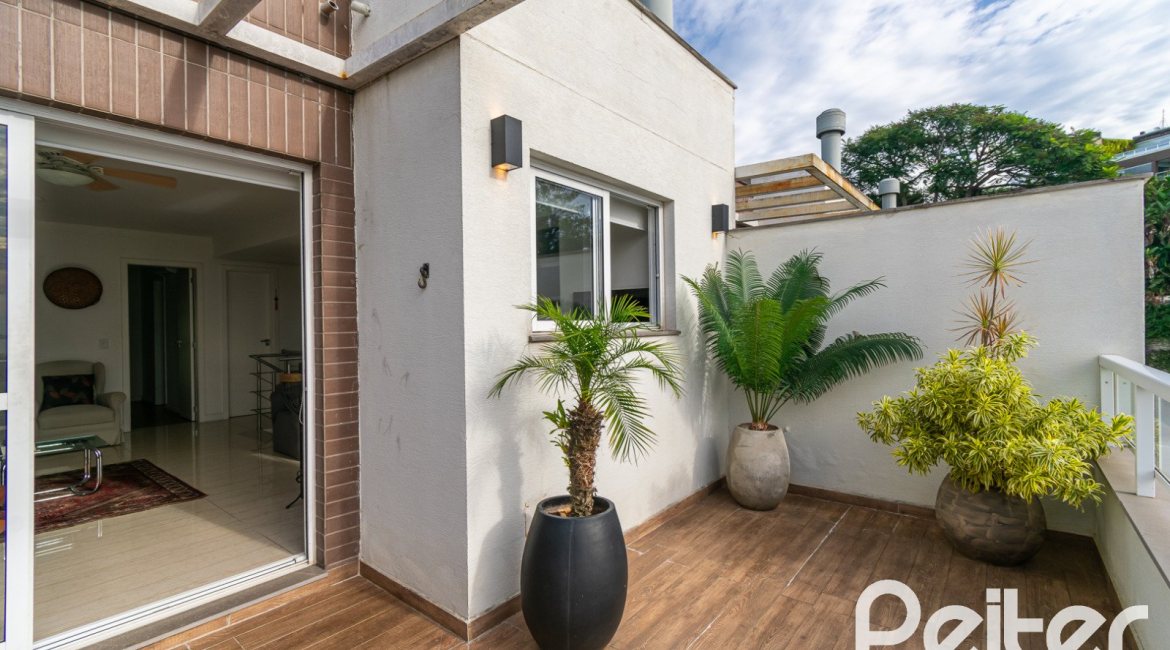 Casa em Condomínio à venda com 250m², 3 dormitórios, 3 suítes, 3 vagas, no bairro Cristal em Porto Alegre