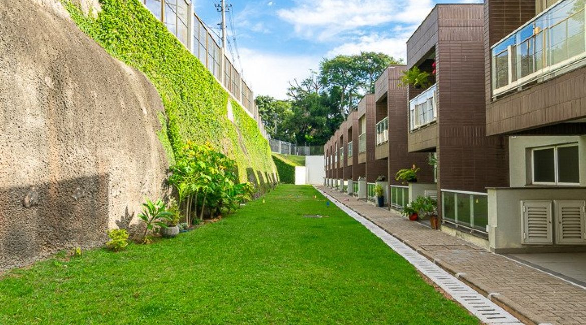 Casa em Condomínio à venda com 250m², 3 dormitórios, 3 suítes, 3 vagas, no bairro Cristal em Porto Alegre