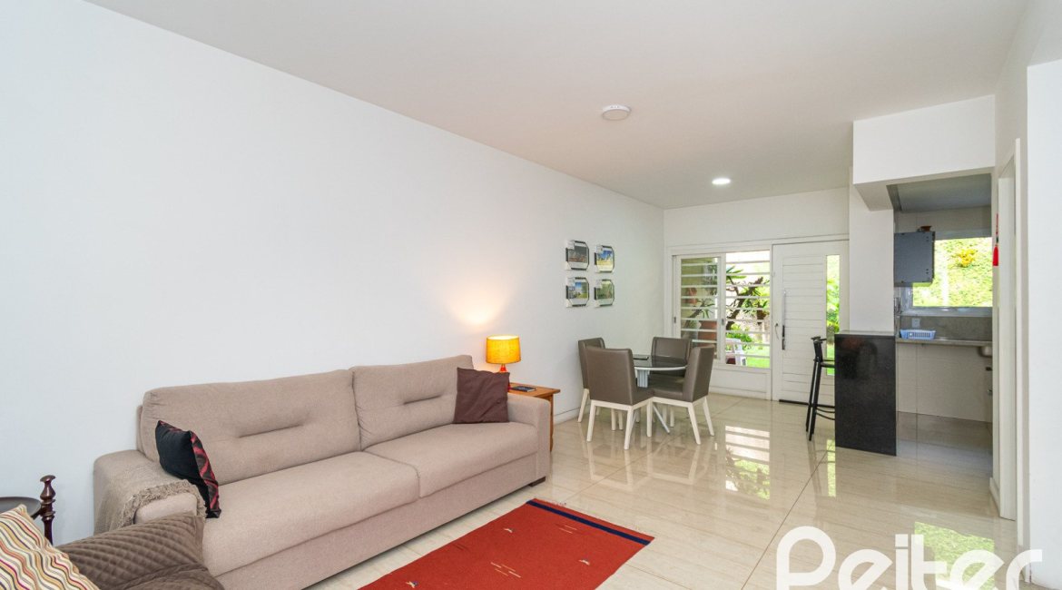 Casa em Condomínio à venda com 250m², 3 dormitórios, 3 suítes, 3 vagas, no bairro Cristal em Porto Alegre