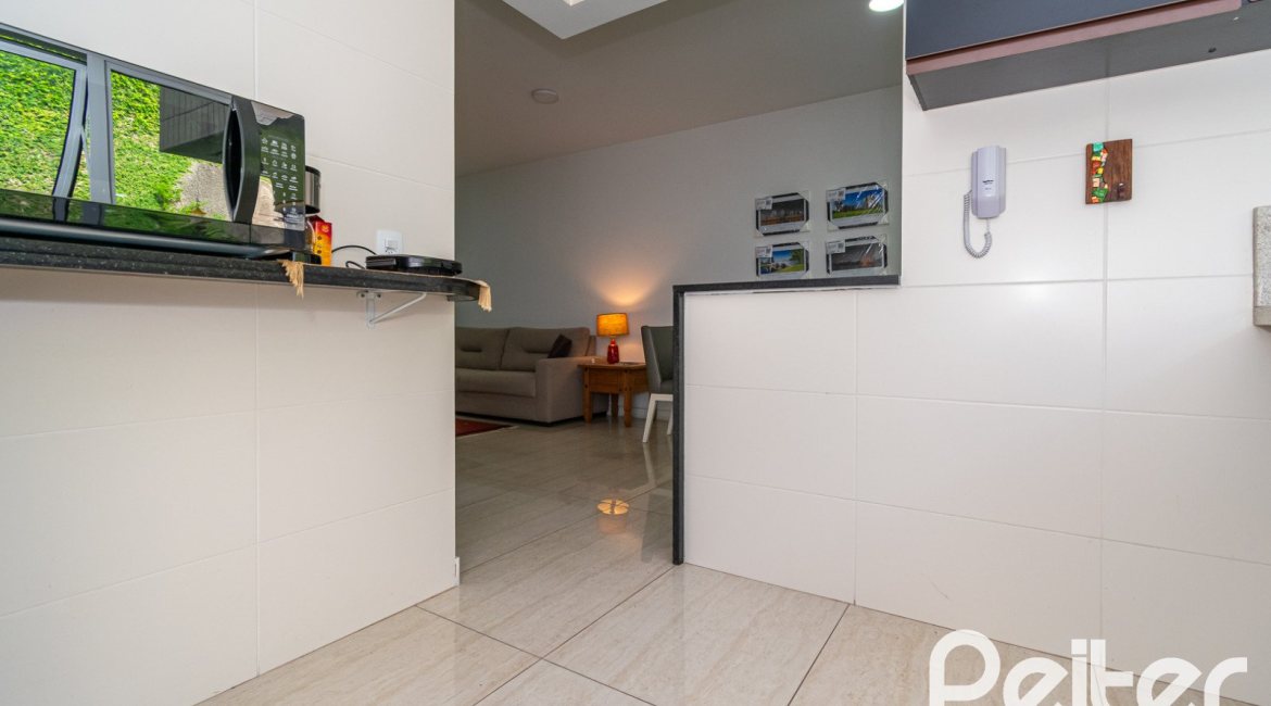 Casa em Condomínio à venda com 250m², 3 dormitórios, 3 suítes, 3 vagas, no bairro Cristal em Porto Alegre