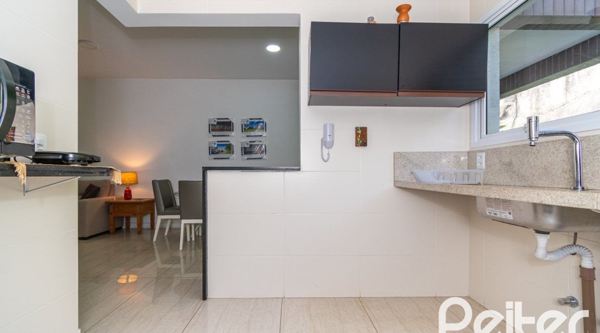 Casa em Condomínio à venda com 250m², 3 dormitórios, 3 suítes, 3 vagas, no bairro Cristal em Porto Alegre