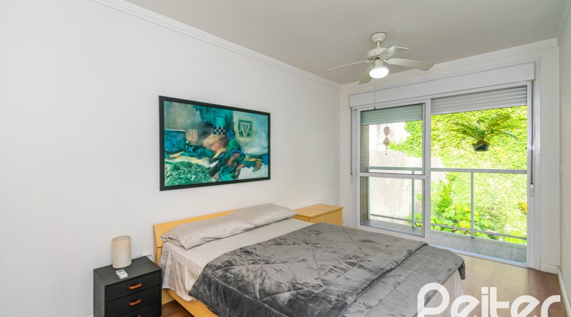 Casa em Condomínio à venda com 250m², 3 dormitórios, 3 suítes, 3 vagas, no bairro Cristal em Porto Alegre