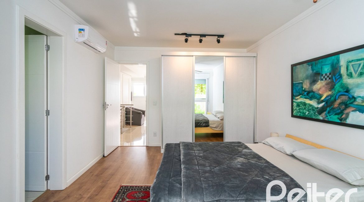 Casa em Condomínio à venda com 250m², 3 dormitórios, 3 suítes, 3 vagas, no bairro Cristal em Porto Alegre