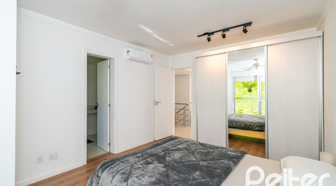 Casa em Condomínio à venda com 250m², 3 dormitórios, 3 suítes, 3 vagas, no bairro Cristal em Porto Alegre