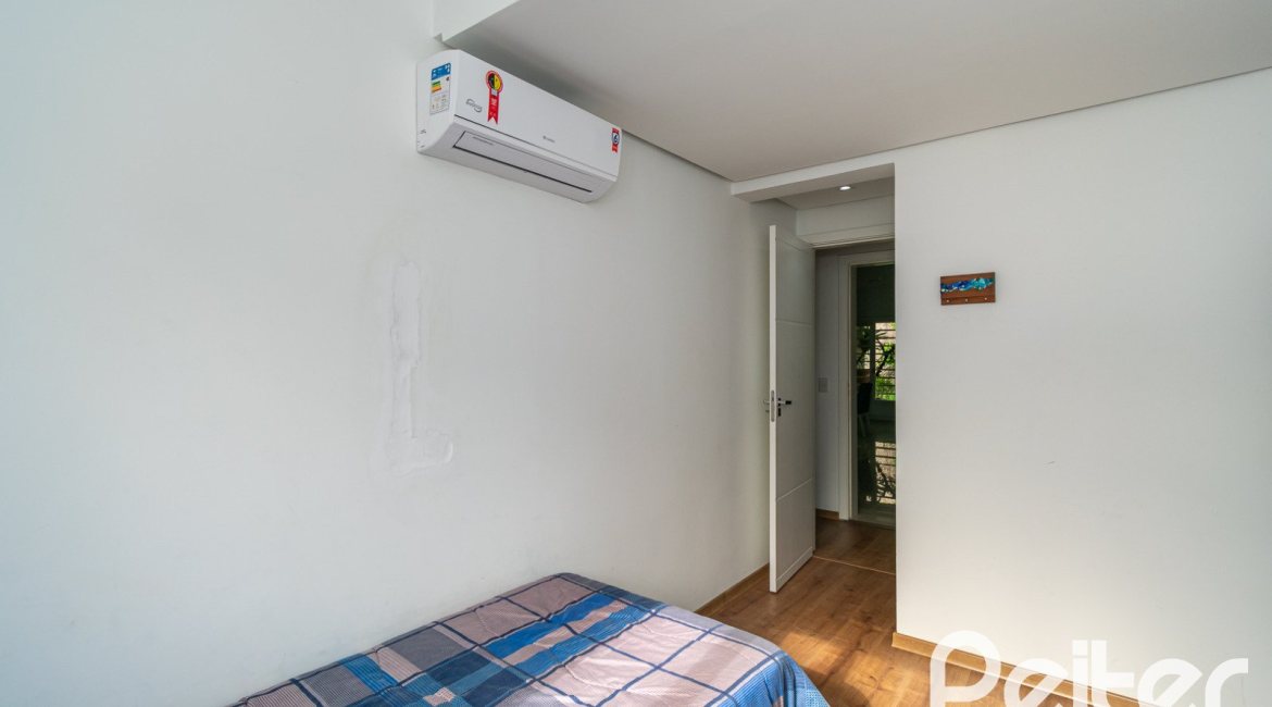 Casa em Condomínio à venda com 250m², 3 dormitórios, 3 suítes, 3 vagas, no bairro Cristal em Porto Alegre