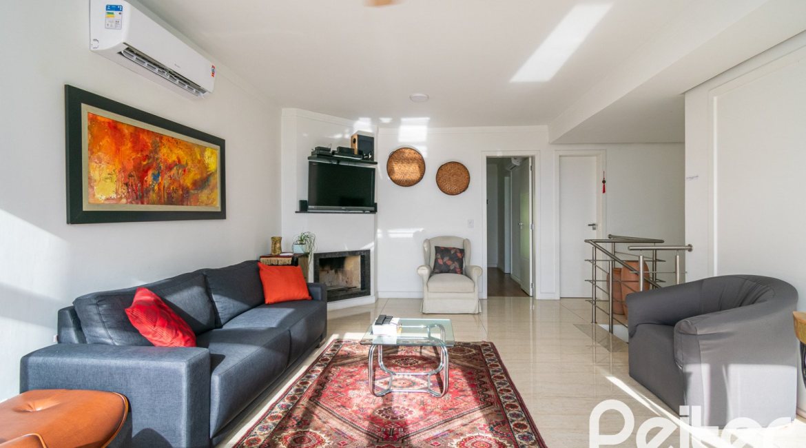 Casa em Condomínio à venda com 250m², 3 dormitórios, 3 suítes, 3 vagas, no bairro Cristal em Porto Alegre