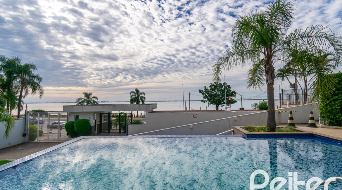 Casa em Condomínio à venda com 250m², 3 dormitórios, 3 suítes, 3 vagas, no bairro Cristal em Porto Alegre