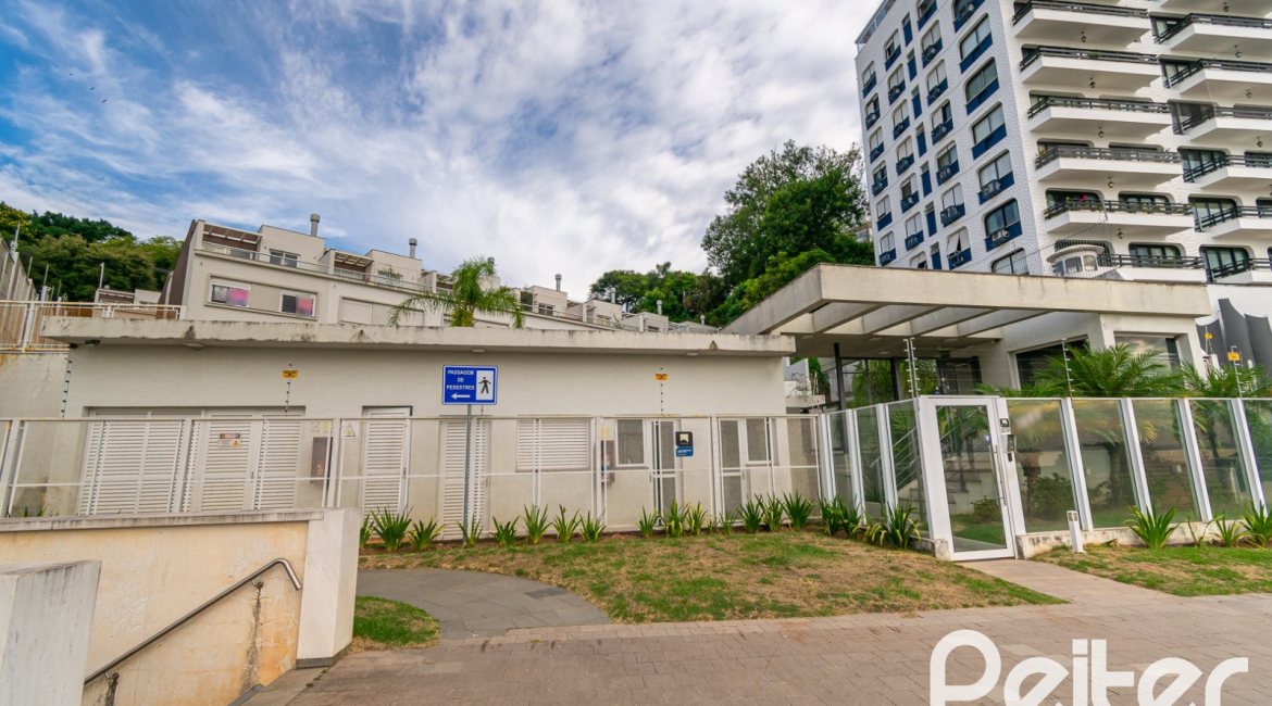 Casa em Condomínio à venda com 250m², 3 dormitórios, 3 suítes, 3 vagas, no bairro Cristal em Porto Alegre