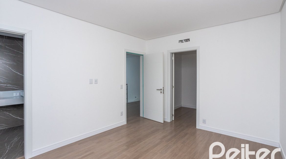 Casa em Condomínio à venda com 256m², 3 dormitórios, 3 suítes, 2 vagas, no bairro Hipica em PORTO ALEGRE