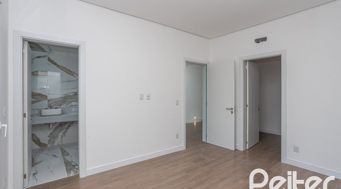 Casa em Condomínio à venda com 254m², 3 dormitórios, 3 suítes, 2 vagas, no bairro Hipica em PORTO ALEGRE