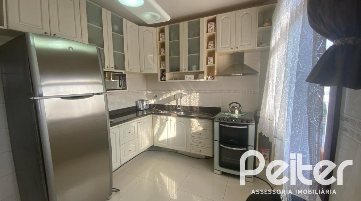 Cobertura à venda com 181m², 3 dormitórios, 1 suíte, 1 vaga, no bairro Tristeza em Porto Alegre