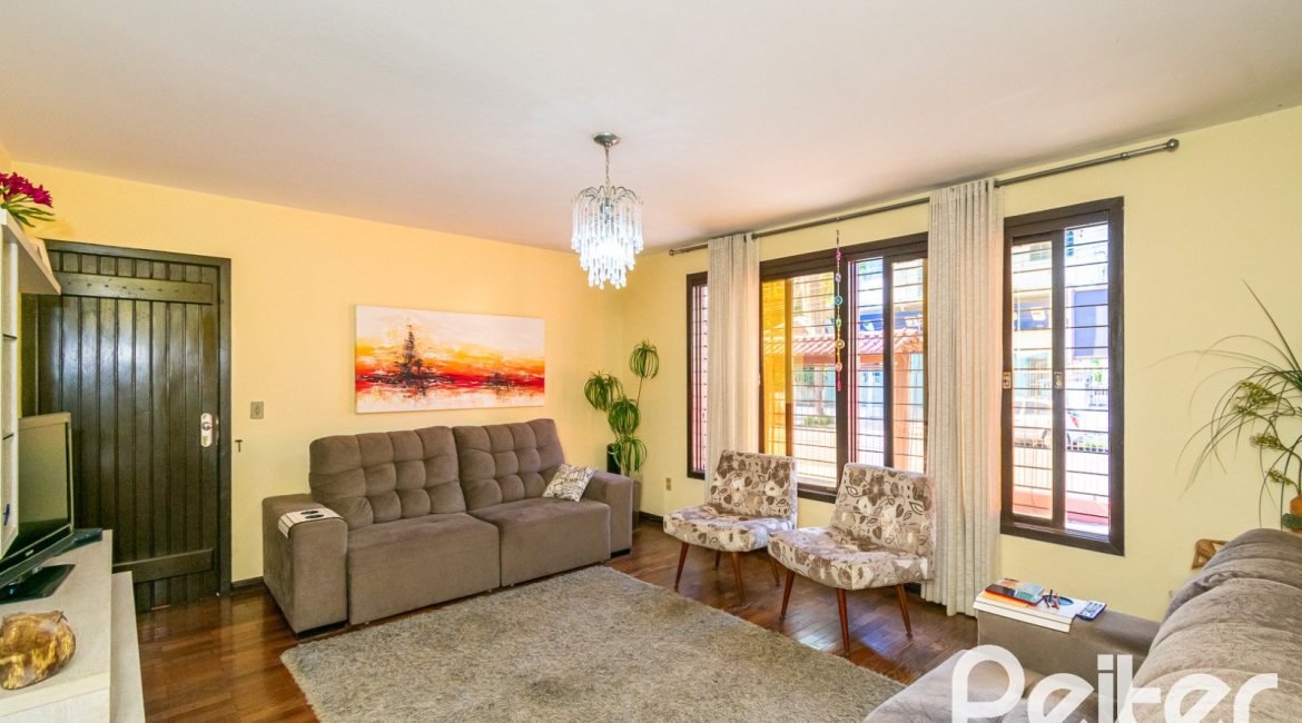 Casa à venda com 366m², 3 dormitórios, 1 suíte, 4 vagas, no bairro Tristeza em Porto Alegre