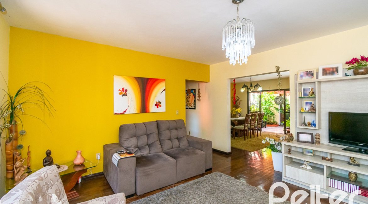 Casa à venda com 366m², 3 dormitórios, 1 suíte, 4 vagas, no bairro Tristeza em Porto Alegre