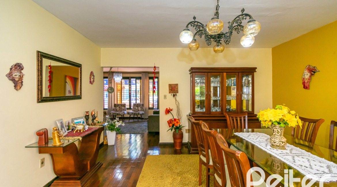 Casa à venda com 366m², 3 dormitórios, 1 suíte, 4 vagas, no bairro Tristeza em Porto Alegre