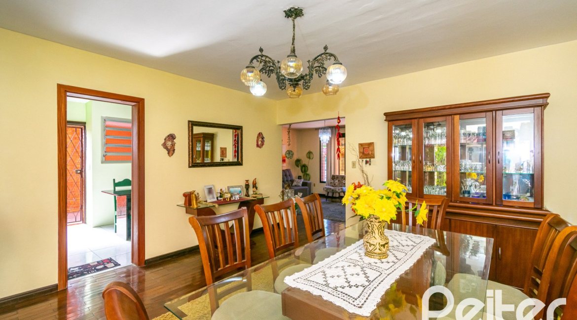 Casa à venda com 366m², 3 dormitórios, 1 suíte, 4 vagas, no bairro Tristeza em Porto Alegre