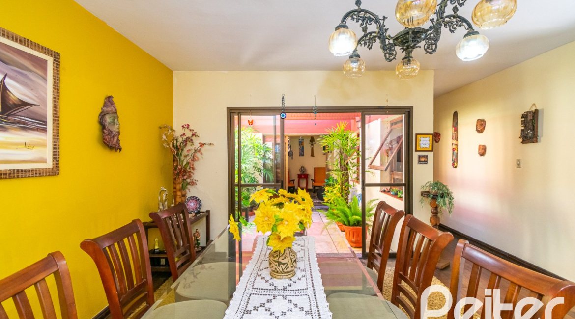 Casa à venda com 366m², 3 dormitórios, 1 suíte, 4 vagas, no bairro Tristeza em Porto Alegre