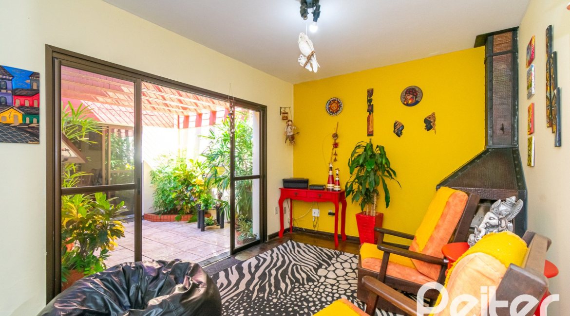 Casa à venda com 366m², 3 dormitórios, 1 suíte, 4 vagas, no bairro Tristeza em Porto Alegre